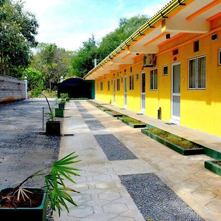Sri Mayura Holiday Resort Катарагама Экстерьер фото