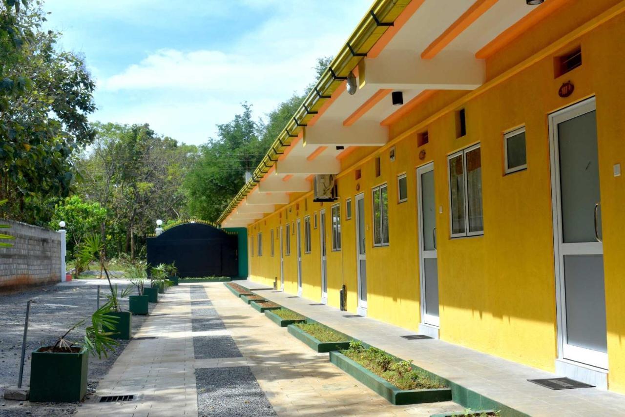 Sri Mayura Holiday Resort Катарагама Экстерьер фото